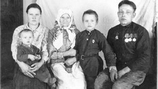 Григорий Карписонов и его семья после войны.
