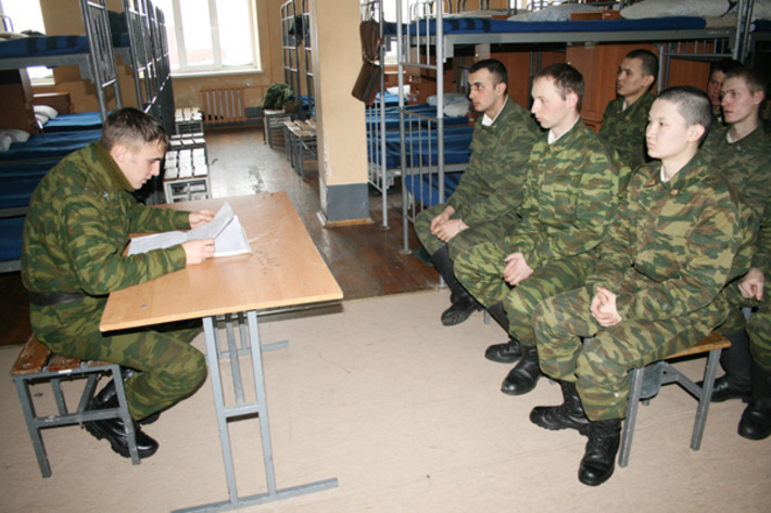 Это – казарма. И вопросы тактической подготовки бойцы иной раз  решают непосредственно здесь. Занятия ведет лейтенант Владимир  Скоцыляс.