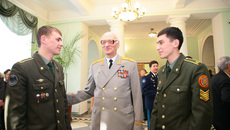 Участник Великой Отечественной войны генерал-майор в отставке Алексей Ермолов с курсантами Новосибирского командного училища Василием Беззубом и Вячеславом Мурзиным перед началом собрания.
