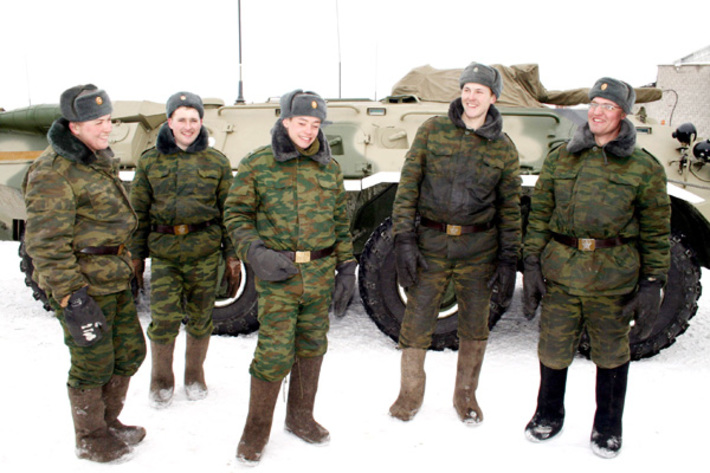 Военнослужащие мотострелковой бригады постоянной боевой готовности Новосибирского гарнизона СибВО (слева направо) младший сержант Никита Краснов, рядовой Анатолий Косых, младший сержант Иван Дроздов, рядовой Максим Санников и рядовой Михаил Киселевич: все идет по плану!