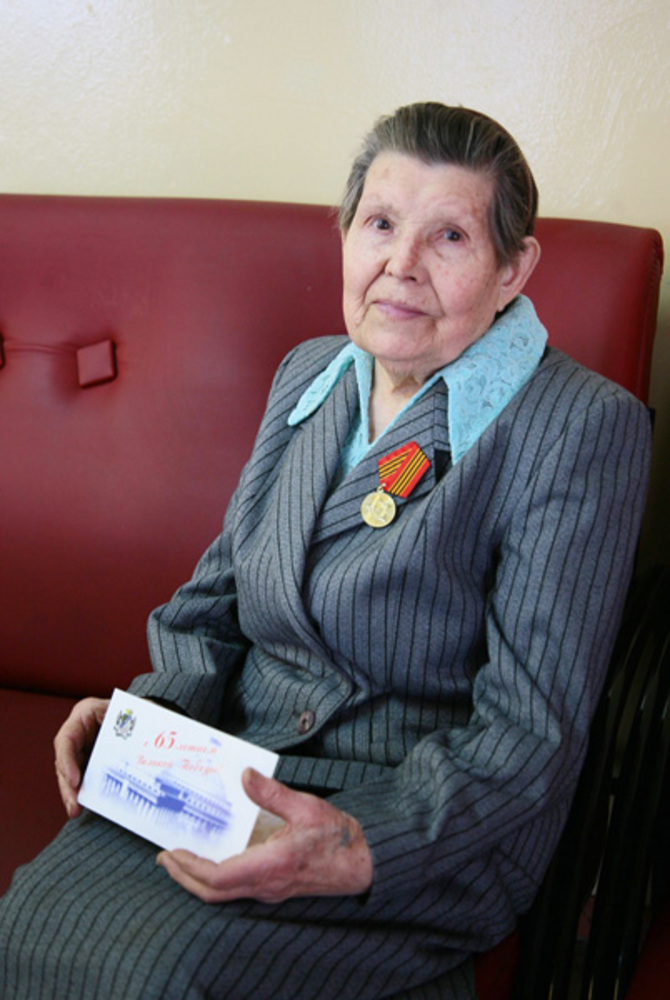 Вера Дмитриевна Игнатенко только что награждена юбилейной медалью «65 лет Победы в Великой Отечественной войне».