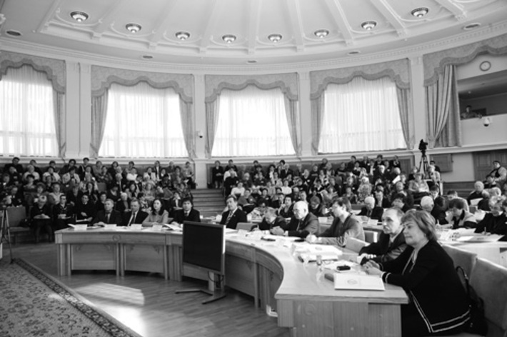 В большом зале областной администрации идет форум.