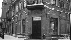 В кирпичном ухоженном здании когда-то были гранд электро-театр «Диана» и Общественное собрание.