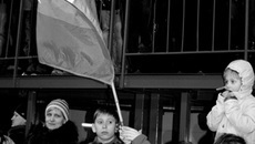 Юная публика на самом деле не зевает – она поет российский гимн! Церемония «двойного» открытия – арены и соревнований.