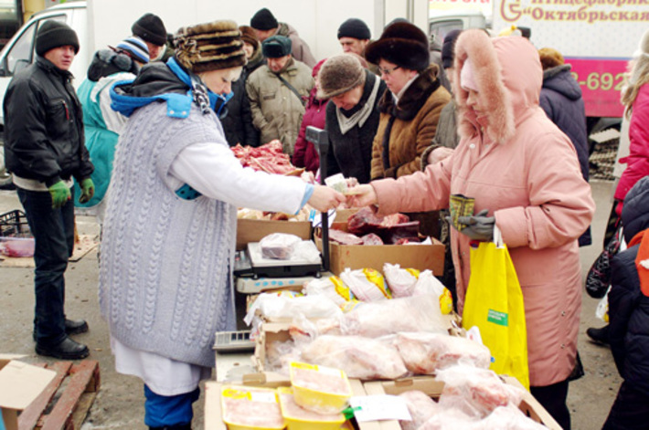 Продукты здесь качественнее и дешевле.  Фото Романа БРЫГИНА.