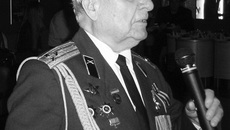 Выступает Герой Советского Союза Дмитрий Бакуров.