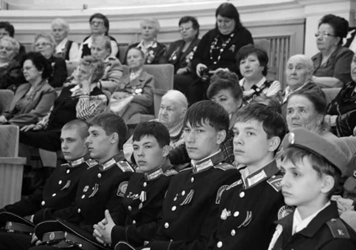 Молодежь с трепетом слушала наказ — быть великими патриотами.