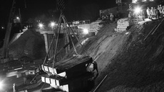 Основные работы велись ночью. Элементы демонтированной конструкции.