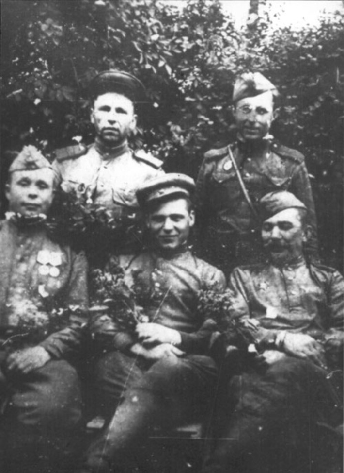 Александр Самотохин с сослуживцами в Берлине.