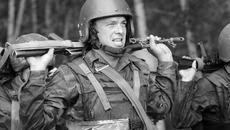 Полосу препятствий спецназовцы преодолевают во  всеоружии...