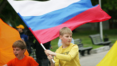 Они родились под флагом России. Под ним им и расти!