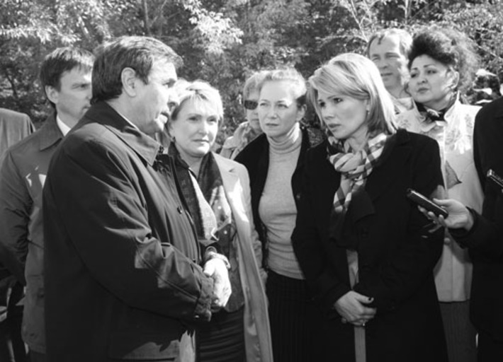 Екатерина Семёнова (справа на первом плане) за инновационный конвейер «детсад — школа — вуз».