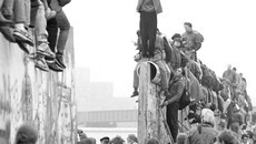 Ноябрь 1990 г. Торжествующие берлинцы на остатках Берлинской стены.