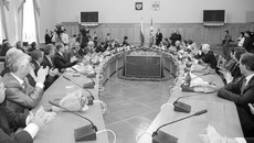 Награды вручает губернатор Василий Юрченко.