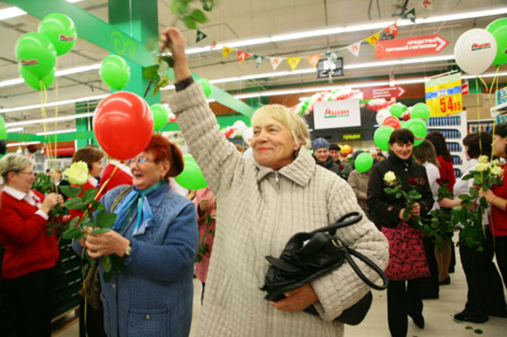 Покупателей встретили цветами.