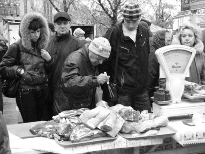 У мясного прилавка — самые придирчивые покупатели.