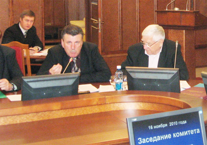 Виктор Гергерт выступает на заседании аграрного комитета.