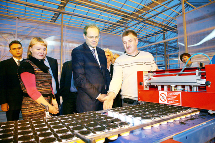 Василия Юрченко знакомят с технологией посева овощных культур.