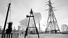 Большинство сегодняшних электролиний построено в 60-х годах.  Фото Бориса ИВАНОВА.
