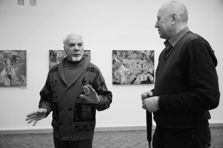 Виктора Ардашкина приветствует коллега, новосибирский художник Алексей Хусточко. Фото Андрея БАУЛИНА.
