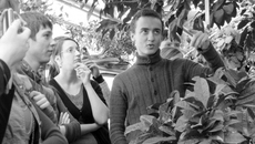 Во время экскурсии. Дмитрий Никифоров, будущий молекулярный биолог,  может рассказать о растениях много интересного. Фото Виталия ЗЛОДЕЕВА.