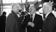 Заинтересованный разговор в перерыве собрания. Фото Сергея ДЯТЛОВА.