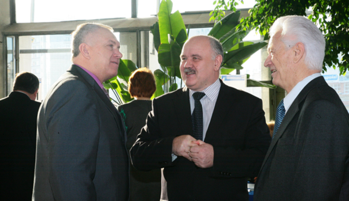 Заинтересованный разговор в перерыве собрания. Фото Сергея ДЯТЛОВА.