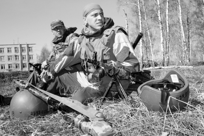 Сибирский спецназ всегда отличался одними из самых высоких показателей боеготовности в структуре внутренних войск МВД России. Систематические тренировки и соревнования — залог успешного выполнения служебно-боевых задач, и ребят в этом убеждать не надо. Фото Натальи МАНТОРОВОЙ.