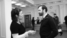 Дискуссия между депутатом Госдумы России Ильей Пономаревым и генеральным директором новосибирской инновационной компании «СофтЛаб-Нск» Ириной Травиной продолжается и в перерыве заседания.  Фото Сергея ДЯТЛОВА.