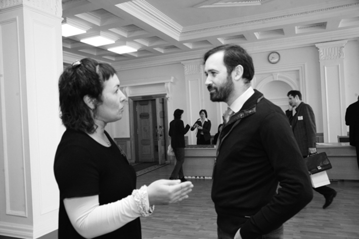 Дискуссия между депутатом Госдумы России Ильей Пономаревым и генеральным директором новосибирской инновационной компании «СофтЛаб-Нск» Ириной Травиной продолжается и в перерыве заседания.  Фото Сергея ДЯТЛОВА.