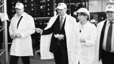 Губернатор Василий Юрченко интересовался всем, что связано  с инновациями, осуществляемыми компанией. Фото Сергея ДЯТЛОВА.