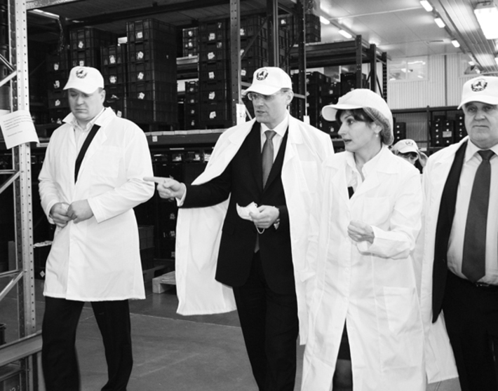 Губернатор Василий Юрченко интересовался всем, что связано  с инновациями, осуществляемыми компанией. Фото Сергея ДЯТЛОВА.