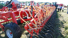 В минувшем году объем компенсаций за приобретенную технику и оборудование из средств областного бюджета Новосибирской области составил 586 миллионов рублей. Фото Сергея ДЯТЛОВА