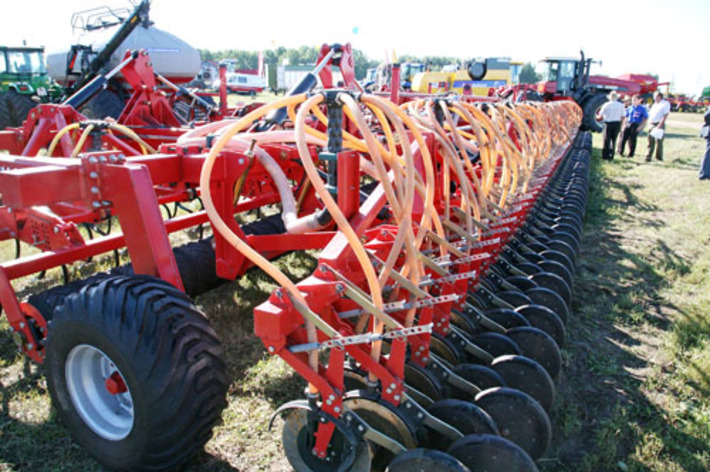 В минувшем году объем компенсаций за приобретенную технику и оборудование из средств областного бюджета Новосибирской области составил 586 миллионов рублей. Фото Сергея ДЯТЛОВА