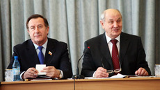 Иван Мороз и Станислав Липский  на годичном собрании потребительских обществ области. Фото Сергея ДЯТЛОВА