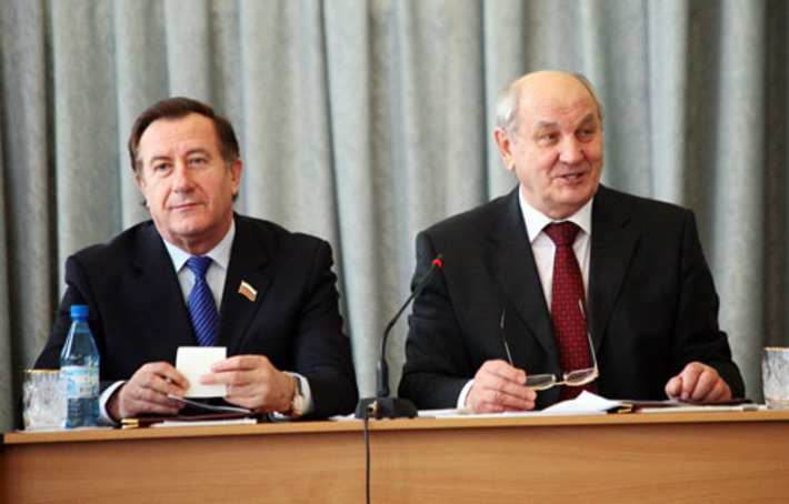 Иван Мороз и Станислав Липский  на годичном собрании потребительских обществ области. Фото Сергея ДЯТЛОВА