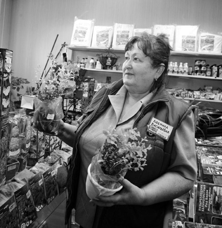 Людмила Кривцова знает о семенах и растениях всё. Фото Сергея ДЯТЛОВА.
