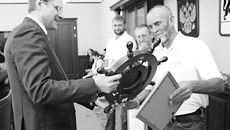 Вчера  путешест- венников принял губернатор  Василий Юрченко. «Вы удивили многих  не только  в стране,  но и в мире, — сказал губернатор. — Даже Владимир Путин спрашивал меня: откуда такая традиция — ведь у вас морей нет? — Но есть могучая река — ответил я». Фото Михаила ПЕРМИНА