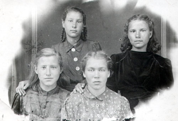Тоня Сидоркина (верхняя слева)  с подружками. Март 1946 года