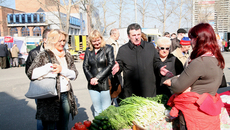 Виктор Гергерт на одной  из самых популярных городских ярмарок у ГУМа. Фото Михаила ПЕРМИНА