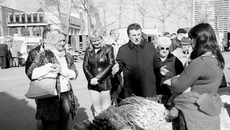 Виктор Гергерт на одной  из самых популярных городских ярмарок у ГУМа. Фото Михаила ПЕРМИНА