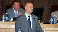 Алексей Струков докладывает депутатам  о результатах работы области  в 2010 году. Фото Павла КОМАРОВА