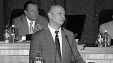 Алексей Струков докладывает депутатам  о результатах работы области  в 2010 году. Фото Павла КОМАРОВА