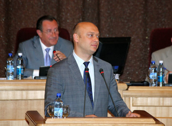 Алексей Струков докладывает депутатам  о результатах работы области  в 2010 году. Фото Павла КОМАРОВА