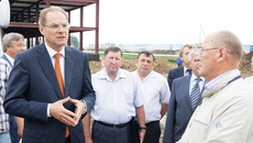 Василий Юрченко на объектах строительства промышленно- логистического парка .   Фото Николая ЦАРЕВА