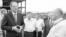 Василий Юрченко на объектах строительства промышленно- логистического парка .   Фото Николая ЦАРЕВА