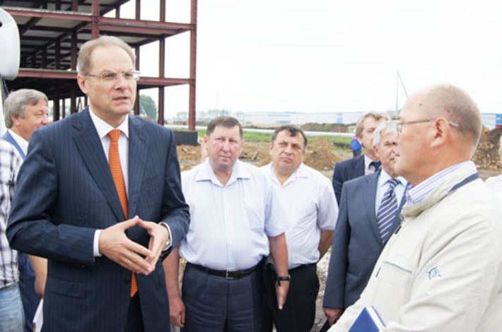 Василий Юрченко на объектах строительства промышленно- логистического парка .   Фото Николая ЦАРЕВА