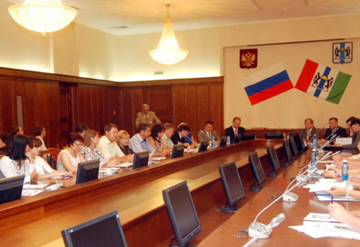 Владимир МЕЛЬНИЧЕНКО: возможность подлинной реформы качества государственных услуг предоставляет новый закон. Фото Сергея ПЕРМИНА