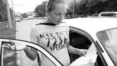 — Сколько?!.. — от стоимости новых страховых полисов у молодых автомобилистов глаза лезут на лоб. Из-за отсутствия водительского опыта страхование обойдется им  ещё дороже. Фото Михаила ПЕРМИНА