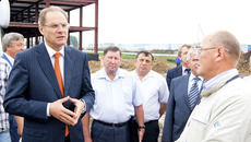 Василий Юрченко на объектах  промышленно-логистического парка. Июль 2011 года.. Фото Николая ЦАРЕВА